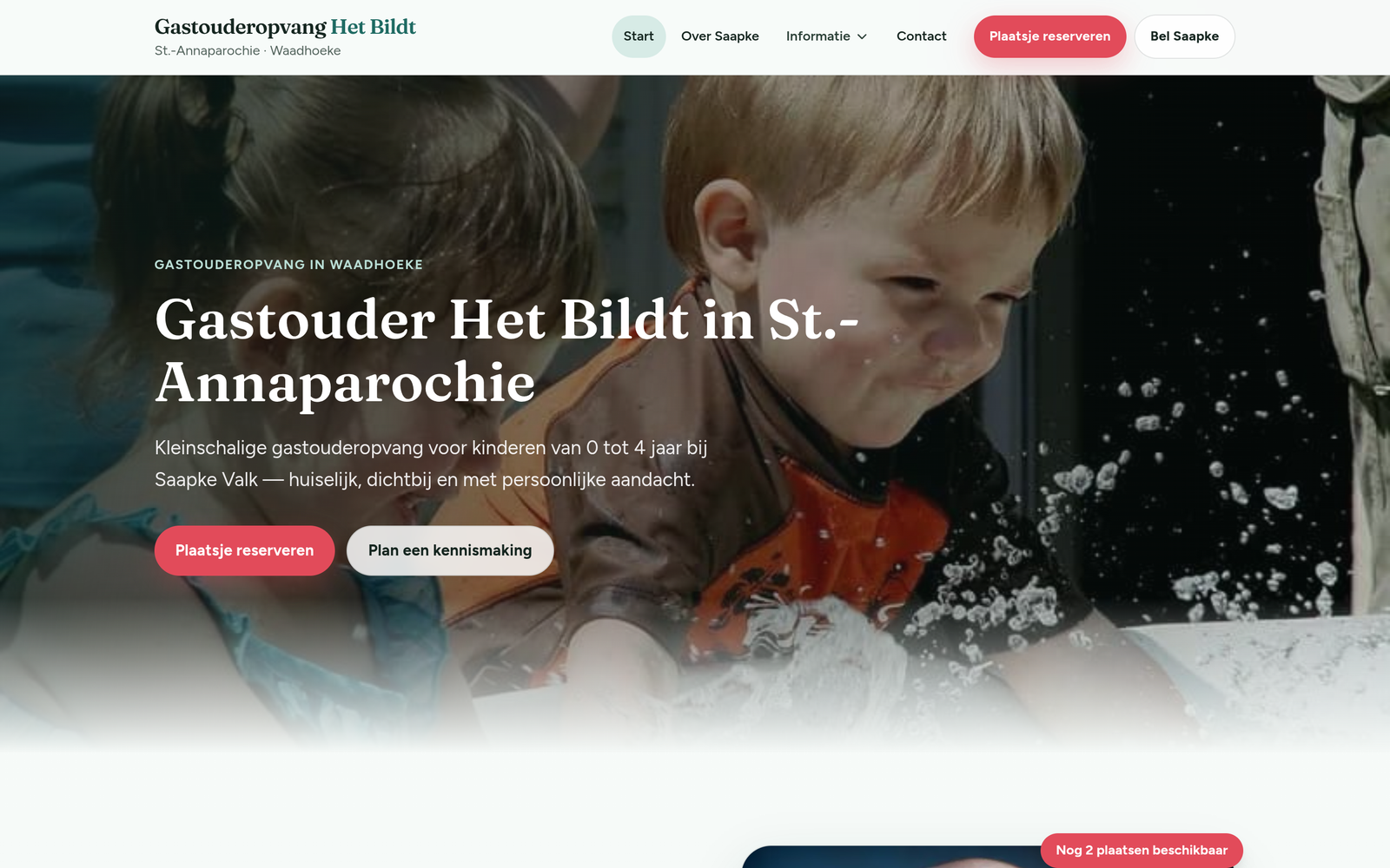 Licht en open kantoor met een medewerker aan een bureau en grote ramen